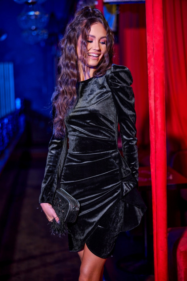 Welurowa mini sukienka z bufkami ADINA czarna 4