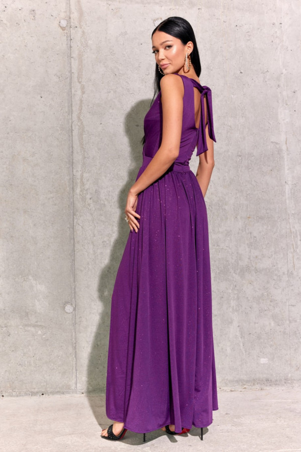 Brokatowa sukienka maxi z wiązaniem na plecach SERINA fiolet 1