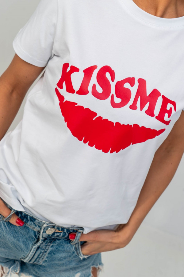 T-shirt damski z nadrukiem ust KISS ME biały